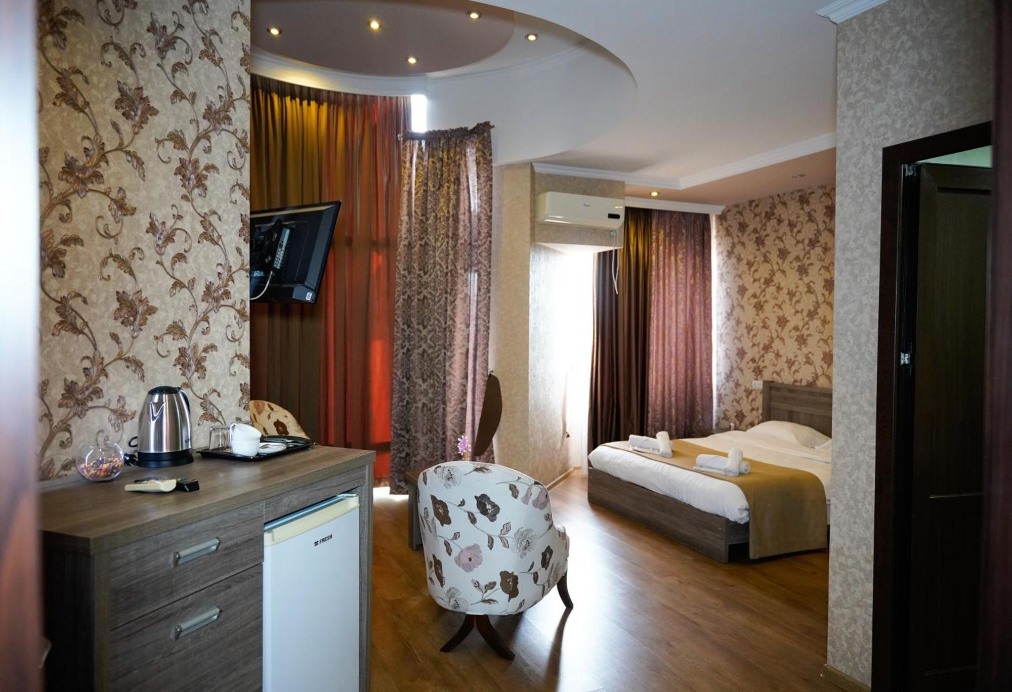 Hotel Monopoli Kutaisi Esterno foto