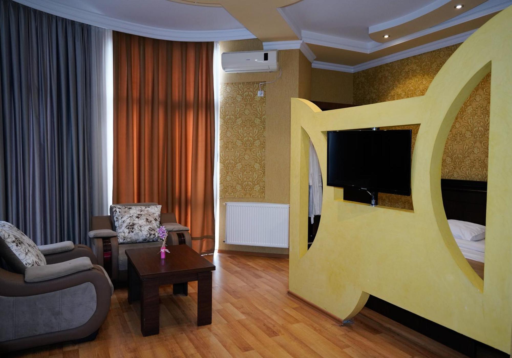 Hotel Monopoli Kutaisi Esterno foto